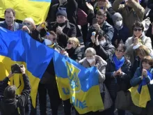 مواطنون يرفعون الأعلام الأوكرانيّة