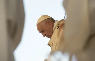 البابا فرنسيس مصلّيًا provided by: Vatican Media
