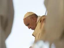 البابا فرنسيس مصلّيًا