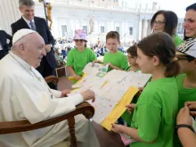 البابا فرنسيس مُحاطًا بمجموعةٍ من الأطفال في نهاية المقابلة العامّة الأسبوعيّة في 18 أيّار 2022