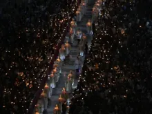 الكرادلة في مسيرة الدخول، يحيط بهم المؤمنون وقد حملوا كلّهم الشموع المُضاءة. Provided By: Vatican Media