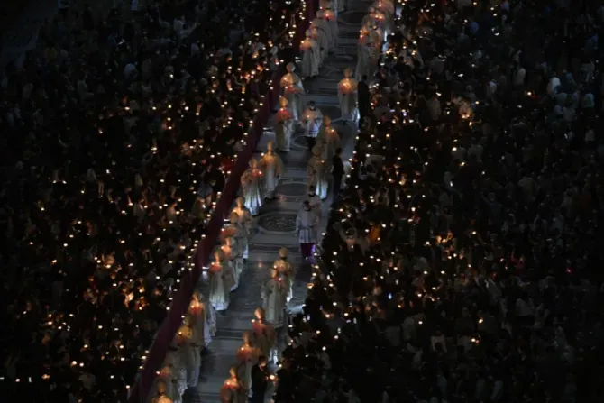 الكرادلة في مسيرة الدخول، يحيط بهم المؤمنون وقد حملوا كلّهم الشموع المُضاءة. Provided By: Vatican Media
