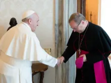 الأسقف جورج باتسينج، رئيس مجلس الأساقفة الألمان، يلتقي بالبابا فرنسيس في الفاتيكان، 24 يونيو 2021.