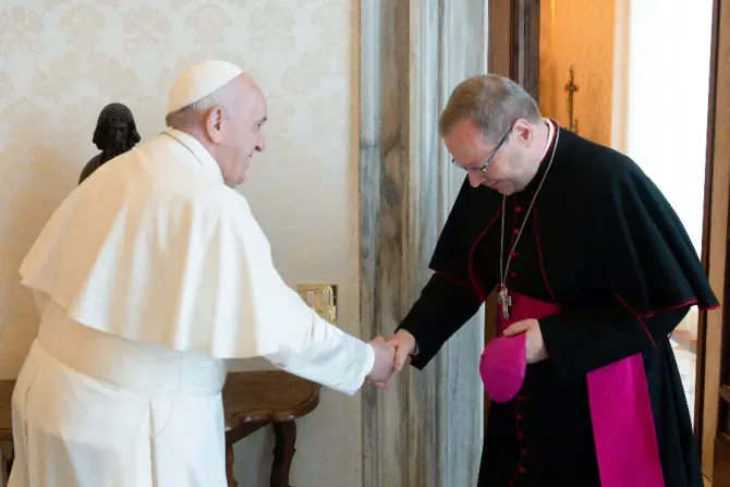 الأسقف جورج باتسينج، رئيس مجلس الأساقفة الألمان، يلتقي بالبابا فرنسيس في الفاتيكان، 24 يونيو 2021.