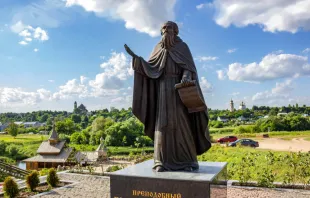 تمثال للقدّيس بفنوتيوس المعترِف في مدينة بوروفسك، روسيا مصدر الصورة: PhotoChur/shutterstock