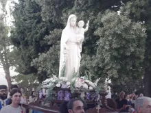 تطواف بتمثال مريم العذراء في باحة مقام سيدة زحلة والبقاع، لبنان