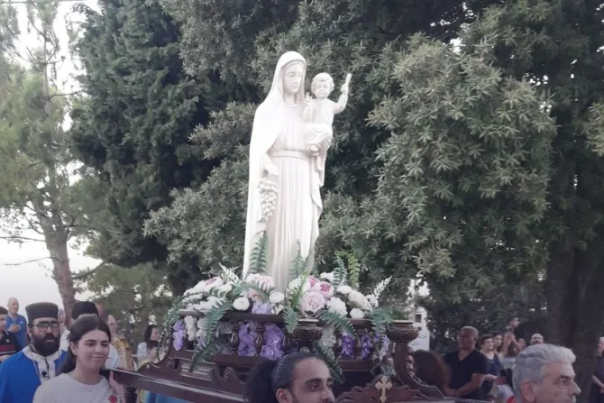 تطواف بتمثال مريم العذراء في باحة مقام سيدة زحلة والبقاع، لبنان