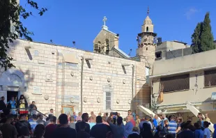 من مراسم دفن ضحايا انهيار مبنى تابع لكنيسة القدّيس برفيريوس في غزّة بعد تعرّضه للقصف مصدر الصورة: الأب غبريال رومانيلّي