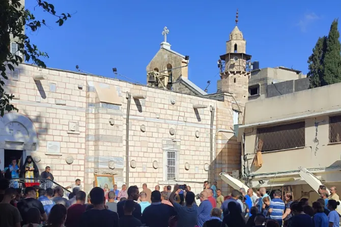 من مراسم دفن ضحايا انهيار مبنى تابع لكنيسة القدّيس برفيريوس في غزّة بعد تعرّضه للقصف