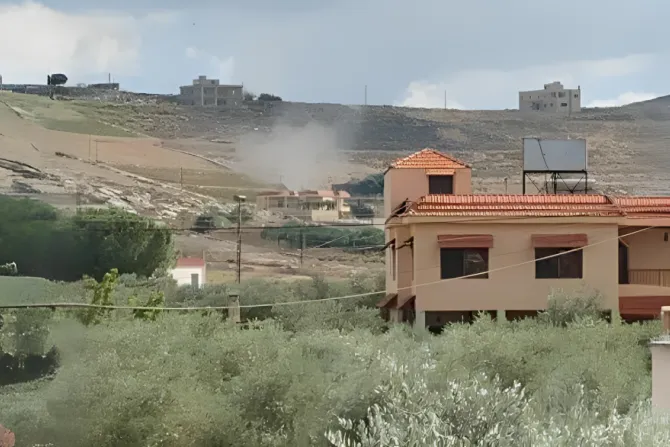 دخان الاشتباكات يتصاعد من أطراف بلدة رميش الجنوبيّة الحدوديّة، لبنان
