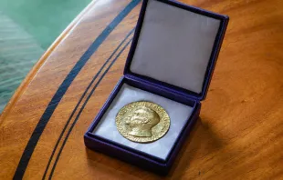 ميداليّة الذهب الخاصّة بجائزة نوبل للسلام مصدر الصورة: Geir Anders Rybakken Ørslien/The Nobel Peace Prize