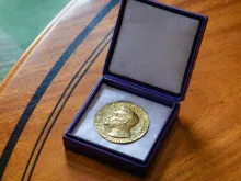 ميداليّة الذهب الخاصّة بجائزة نوبل للسلام