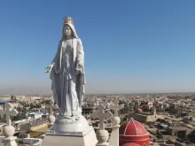 تمثال السيّدة العذراء فوق برج كنيسة الطاهرة الكبرى في بغديدا، العراق