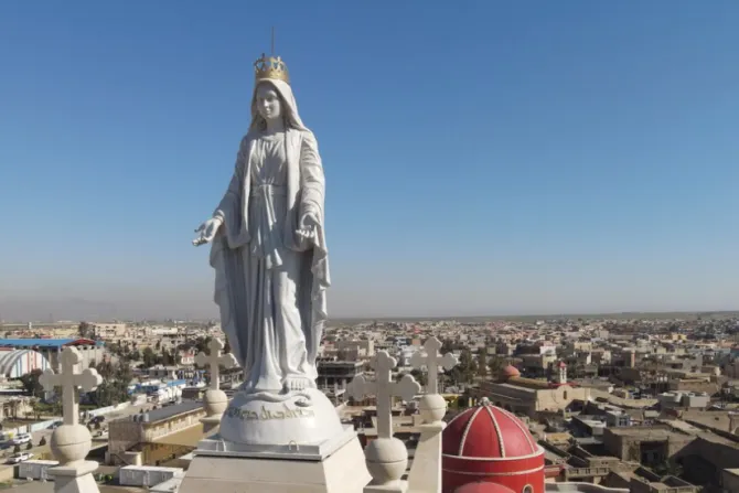 تمثال السيّدة العذراء فوق برج كنيسة الطاهرة الكبرى في بغديدا، العراق