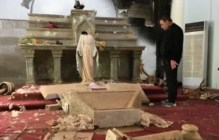 المطران بولس ثابت يطّلع على الأضرار التي لحقت بكنيسة مار أدّي في بلدة كرمليس العراقيّة بعد تحريرها من «داعش» مصدر الصورة: إيبارشيّة أربيل الكلدانيّة