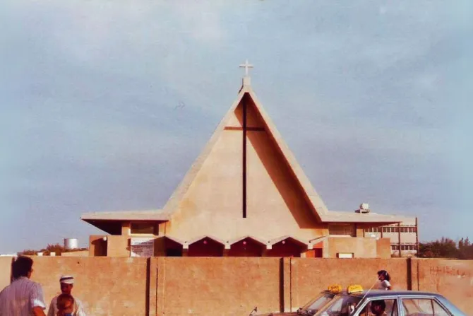 كنيسة القدّيس يوسف القديمة عند كورنيش أبو ظبي يوم عيد الشعانين 12 أبريل/نيسان 1981
