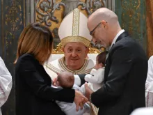 البابا فرنسيس يعمّد 16 طفلًا في كنيسة سيستين-الفاتيكان اليوم
