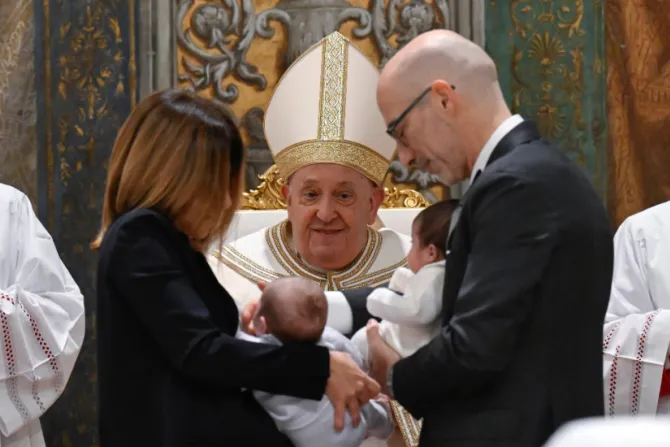 البابا فرنسيس يعمّد 16 طفلًا في كنيسة سيستين-الفاتيكان اليوم