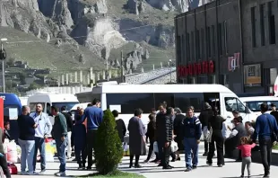 لاجئون هاربون من ناغورنو  كاراباخ يصلون إلى مدينة غوريس الحدوديّة في أرمينيا مصدر الصورة: Karen Minasyan/UNHCR