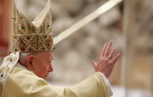 البابا يوحنا بولس الثاني يترأّس صلاة المساء والشكران في بازيليك القدّيس بطرس، الفاتيكان- 31 ديسمبر/كانون الأول 2004 مصدر الصورة: Giulio napolitano/Shutterstock