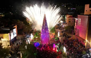 إضاءة شجرة الميلاد في مدينة جبيل اللبنانيّة مصدر الصورة: بلديّة جبيل