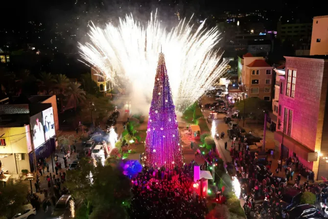 إضاءة شجرة الميلاد في مدينة جبيل اللبنانيّة
