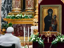 البابا فرنسيس يقدّم وردةً ذهبيّة للسيّدة العذراء في بازيليك القدّيسة مريم الكبرى، روما