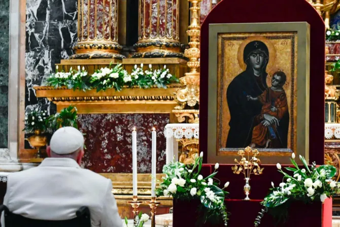 البابا فرنسيس يقدّم وردةً ذهبيّة للسيّدة العذراء في بازيليك القدّيسة مريم الكبرى، روما
