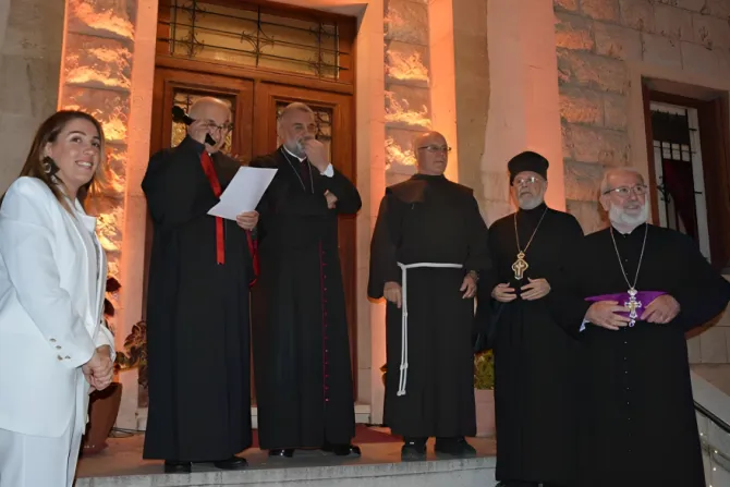 من احتفال رعيّة مار مارون في طرابلس-لبنان بافتتاح معرض الميلاد الأوّل وإضاءة شجرة العيد