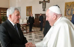 البابا فرنسيس مستقبلًا الرئيس العراقي والوفد المرافق في الفاتيكان اليوم مصدر الصورة: فاتيكان ميديا