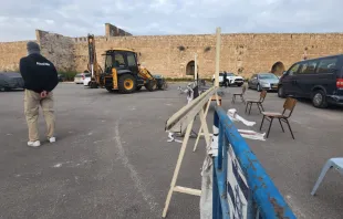 محاولة الجرّافات إزالة أحد الجدران في الحيّ الأرمنيّ، القدس مصدر الصورة: صفحة Save the arQ في فيسبوك