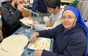 صناعة القربان المقدّس في كنيسة العائلة المقدّسة للاتين، غزة مصدر الصورة: كنيسة العائلة المقدّسة للاتين-غزة