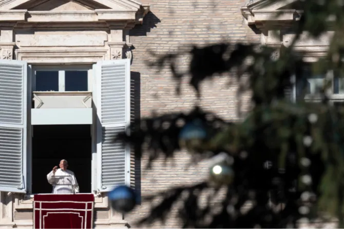 البابا فرنسيس في خلال صلاة التبشير الملائكيّ مع المؤمنين المحتشدين في ساحة القدّيس بطرس اليوم