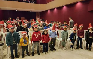 من الأجواء الميلاديّة التي اختبرها أطفال العائلات العراقيّة المهجَّرة في لبنان مصدر الصورة: بطريركيّة السريان الكاثوليك