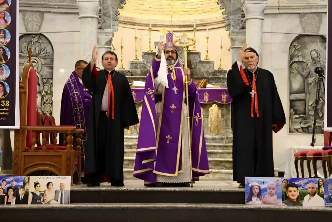 حنّو مترئّسًا قدّاس الأربعين لضحايا فاجعة العرس في كنيسة الطاهرة الكبرى، بغديدا