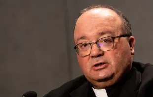 رئيس الأساقفة تشارلز سكيكلونا في مؤتمر صحافيّ احتضنته دار الصحافة الفاتيكانيّة عام 2019 مصدر الصورة: وكالة الأنباء الكاثوليكية