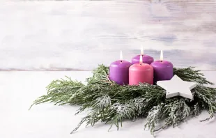 إكليل شموع يُوضع في زمن المجيء مصدر الصورة: Natalia Sem/Shutterstock