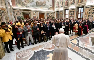 البابا فرنسيس يلتقي أعضاء من الجمعيّة الرياضة «أثليتيكا فاتيكانا» في القصر الرسولي-الفاتيكان مصدر الصورة: فاتيكان ميديا