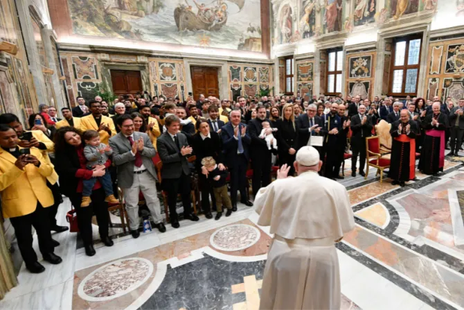 البابا فرنسيس يلتقي أعضاء من الجمعيّة الرياضة «أثليتيكا فاتيكانا» في القصر الرسولي-الفاتيكان