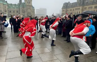 لبنانيّون في كندا يحتفلون بعيد استقلال لبنان الثمانين وشهر التراث اللبناني أمام البرلمان الكندي في العاصمة أوتاوا مصدر الصورة: صفحة موارنة كندا في فيسبوك