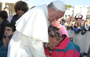 البابا فرنسيس يعانق فينيسيو ريفا بعد المقابلة العامّة في 6 نوفمبر/تشرين الثاني 2013 مصدر الصورة: فاتيكان ميديا