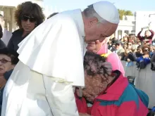 البابا فرنسيس يعانق فينيسيو ريفا بعد المقابلة العامّة في 6 نوفمبر/تشرين الثاني 2013