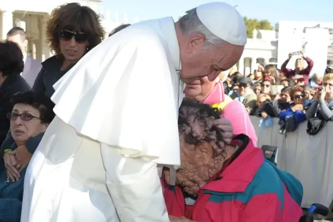 البابا فرنسيس يعانق فينيسيو ريفا بعد المقابلة العامّة في 6 نوفمبر/تشرين الثاني 2013