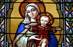 لوحة زجاجيّة لسيّدة الوردية مصدر الصورة: dodo71/pixabay