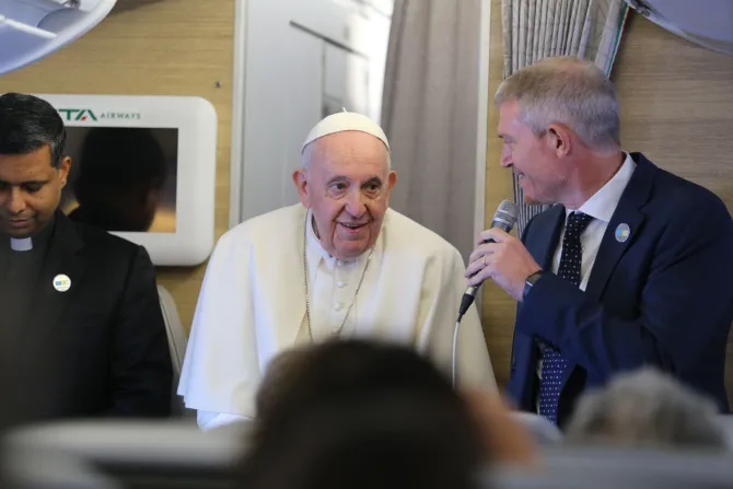 البابا فرنسيس على متن الطائرة المغادرة إلى كازاخستان