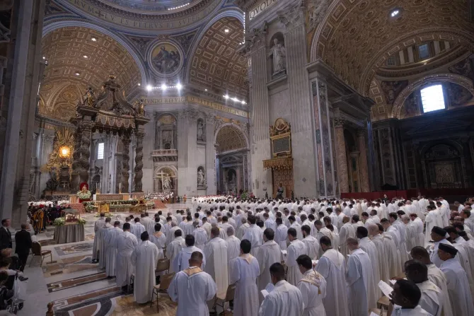 البابا فرنسيس يحتفل بالذبيحة الإلهيّة بمناسبة الذكرى الستين على افتتاح المجمع الفاتيكاني الثاني