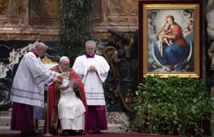 البابا فرنسيس يترأس الذبيحة الإلهيّة في الفاتيكان على نيّة جميع الكرادلة والأساقفة الذين رحلوا في العام الماضي Provided by: Daniel Ibáñez/CNA