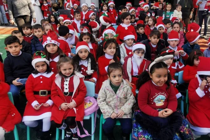 العراق: احتفال ميلادي في أربيل يزرع الفرح في قلوب 600 طفل-غلاف