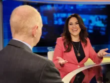 مونتسي ألفارادو تحاور ضيفها في برنامج «إي دبليو تي إن في العمق»