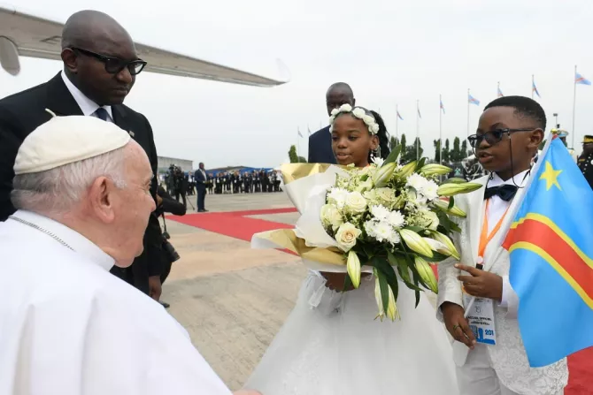 طفلان كونغوليّان يقدّمان الورود وعلم بلادهما إلى البابا فرنسيس لدى استقباله في مطار ندجيلي الدولي